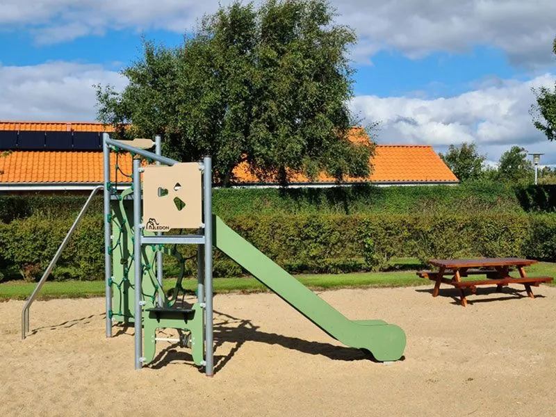 Basic Spielanlage Benja mit geringem Platzbedarf auf dem Spielplatz Basic Spielanlage Benja mit geringem Platzbedarf auf dem Spielplatz